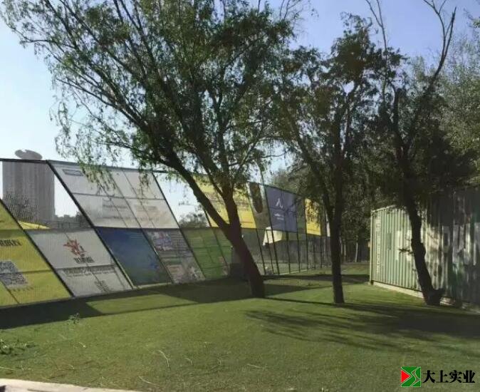 足球場(chǎng)的圍網(wǎng)被風(fēng)吹倒