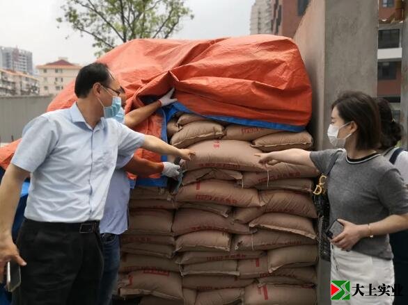 “彩色顆?！背闃蝇F場