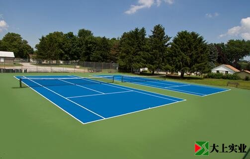 重新鋪設(shè)網(wǎng)球場(chǎng)