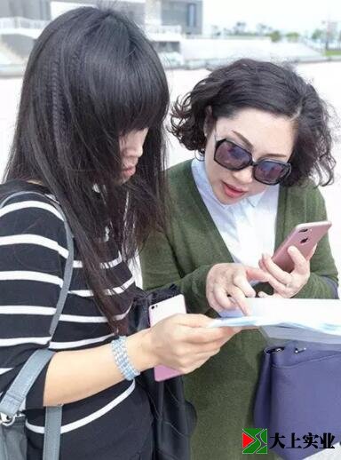 家長代表們查看企業(yè)相關(guān)資質(zhì)文件