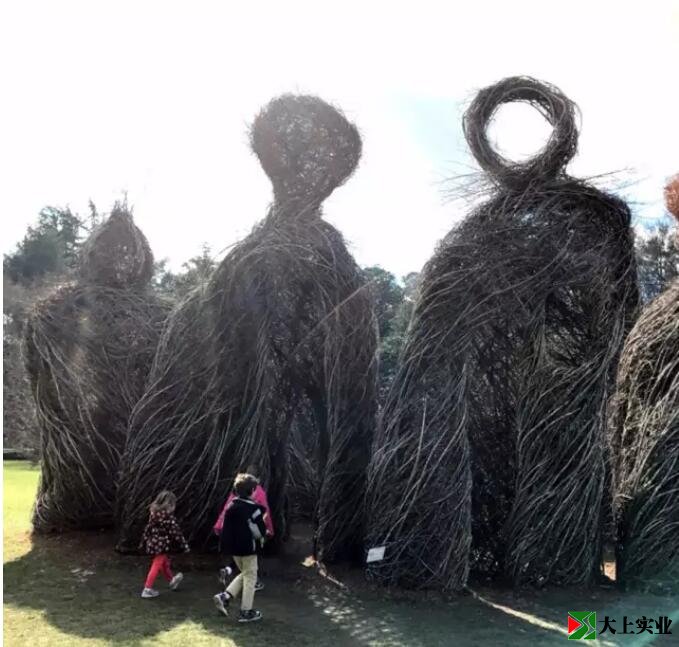 圖6  杜克大學(xué)花園草坪中的大型雕塑