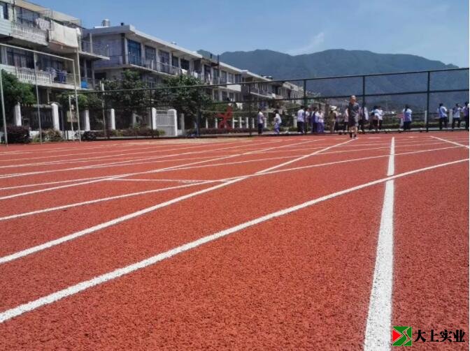 自結(jié)紋塑膠跑道