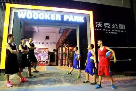 倉庫改造籃球場，龍游兩個90后做到了