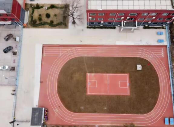 學(xué)校操場(chǎng)塑膠跑道多少錢