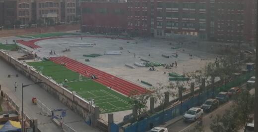 10天時(shí)間，一座學(xué)校塑膠跑道，建設(shè)完成