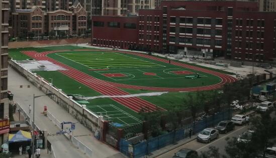 10天時(shí)間，一座學(xué)校塑膠跑道，建設(shè)完成
