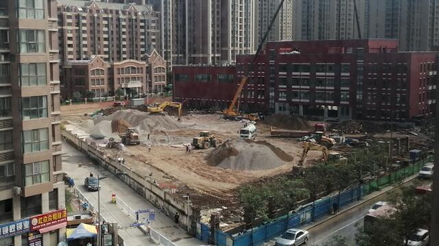 10天時(shí)間，一座學(xué)校塑膠跑道，建設(shè)完成