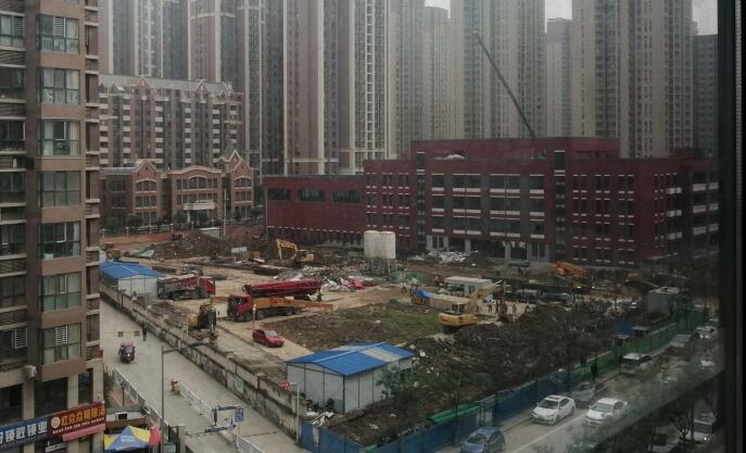 10天時(shí)間，一座學(xué)校塑膠跑道，建設(shè)完成