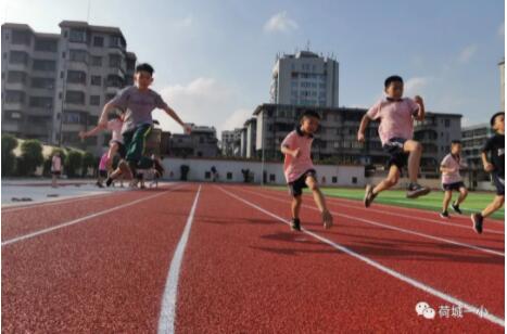 學(xué)生們在新建塑膠跑道上活動