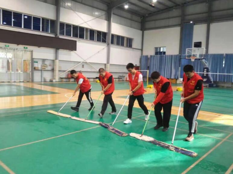 運(yùn)動(dòng)場(chǎng)地膠怎么清洗