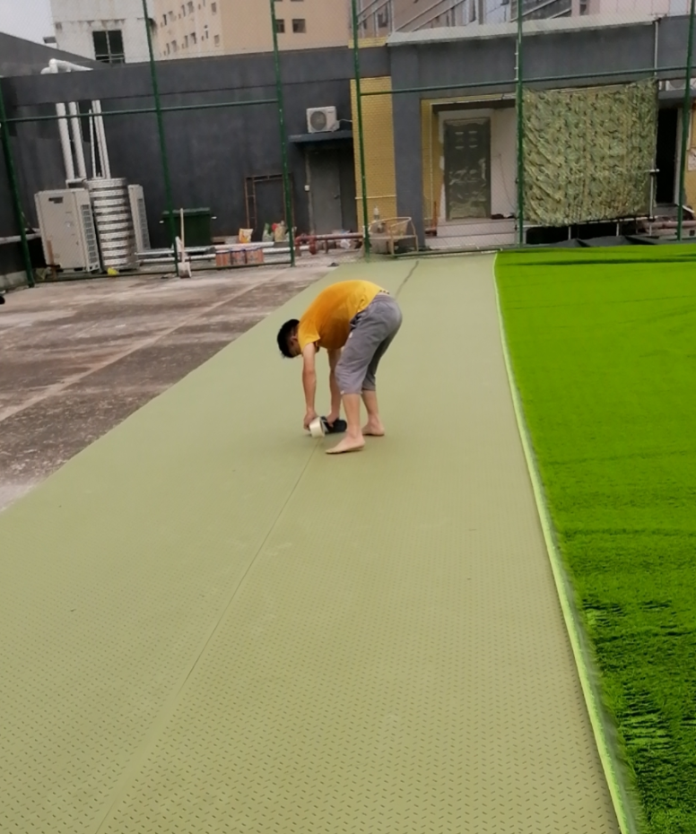 龍華青創(chuàng)園樓頂足球場施工