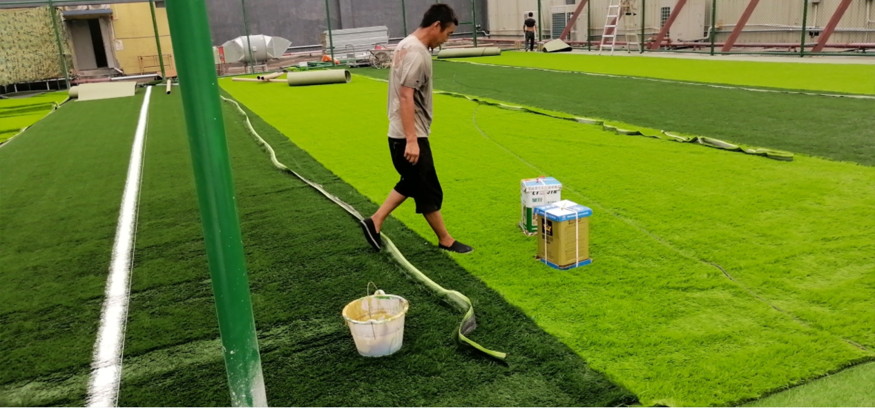 龍華青創(chuàng)園樓頂足球場施工