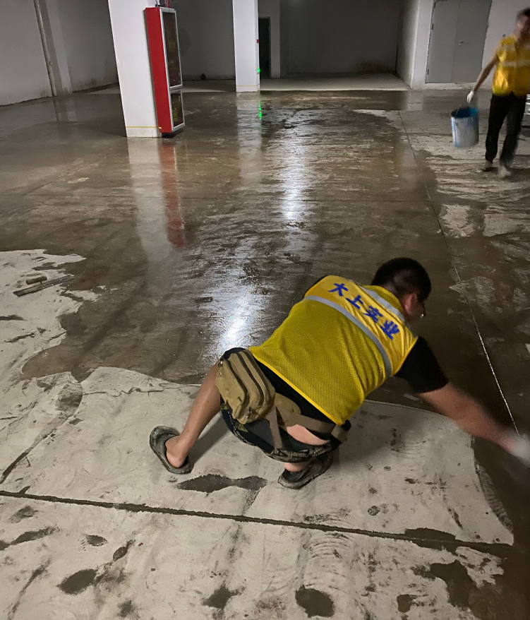 鹽田外國語學(xué)校地下停車場地坪漆項目