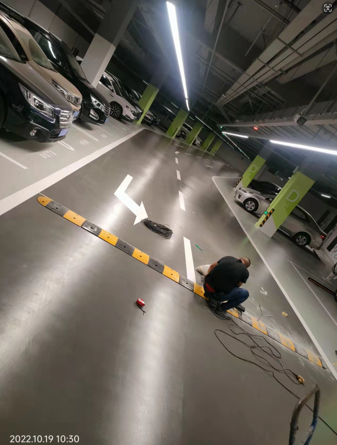 頤都大廈地坪、劃線、交通設(shè)施安裝工程